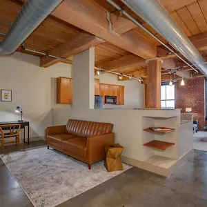 spacious-fully-equipped-downtown-1br-2ba-saint-louis.saint-louishotels.com/